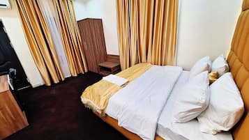 Deluxe-Doppel- oder -Zweibettzimmer, Stadtblick | Zimmersafe, Schreibtisch, laptopgeeigneter Arbeitsplatz