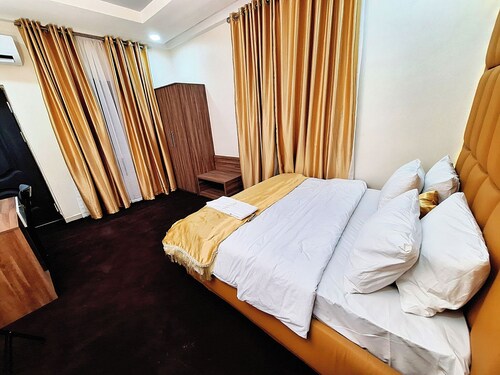 Luxxe Suites By Almond