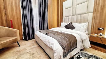 Suite Mewah, pemandangan kota | Brankas, meja kerja, ruang kerja ramah laptop, dan setrika/meja setrika