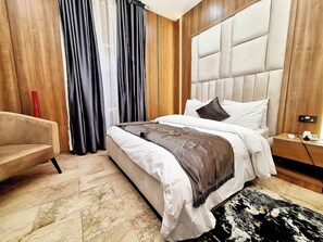 Luksussuite, byutsikt | Safe på rommet, skrivebord og skrivebord for bærbar PC