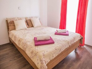 House | 10 bedrooms, iron/ironing board, bed sheets