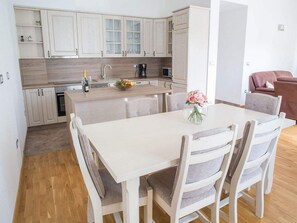 Hus | Eget kök | Kylskåp, mikrovågsugn, ugn och spishäll