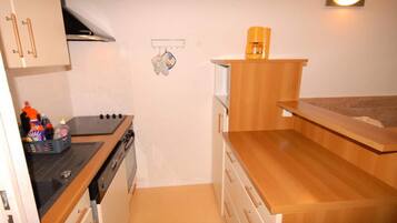 Microwave, mesin pencuci piring, dan peralatan masak/sendok-piring