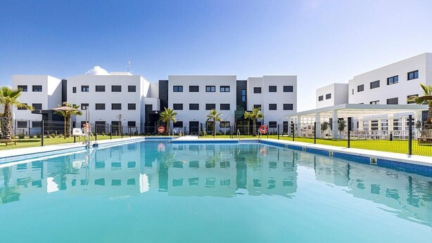 A modern building with a swimming pool in front. - Beautiful new build apartment Estepona - Estepona, Andalucía (Estepona)