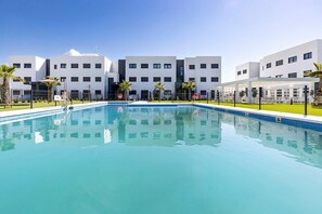 A modern building with a swimming pool in front. - Beautiful new build apartment Estepona - Estepona, Andalucía (Estepona)