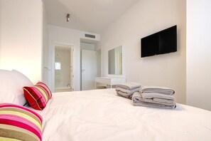 2 habitaciones, tabla de planchar con plancha, wifi y ropa de cama 