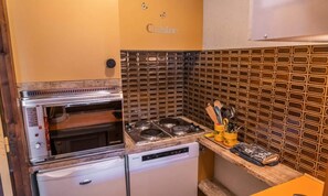 Microwave, dishwasher, cookware/dishes/utensils - Studio With Mountain Corner in the Heart of Les Orres 1650 (Les Orres)