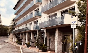 Exterior - 4 Rooms, Sleeps 7/9, Balcony (Font-Romeu-Odeillo-Via)