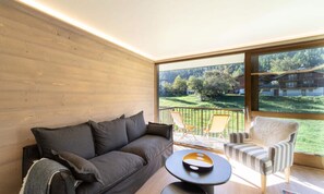 Living area - Family Apartment Close to the Slopes (Courchevel)