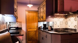 Wasserkocher mit Kaffee-/Teezubehör, Kühlschrank, Mikrowelle, Ofen