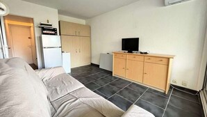 Living area - Studio Sleeps 4 With Swimming Pool (Le Grau-Du-Roi)