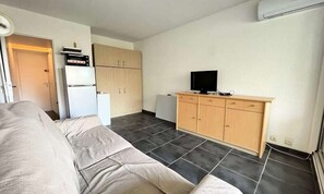Living area - Studio Sleeps 4 With Swimming Pool (Le Grau-Du-Roi)