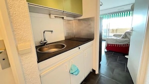 Coffee/tea maker, fridge, microwave, oven - Studio Sleeps 4 With Swimming Pool (Le Grau-Du-Roi)