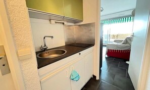 Fridge, microwave, oven, coffee/tea maker - Studio Sleeps 4 With Swimming Pool (Le Grau-Du-Roi)