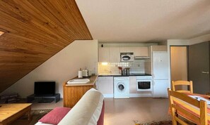 Fridge, microwave, oven, dishwasher - Apartment for 6 People, LES Portes DU Soleil Residence (Saint-Lary-Soulan)