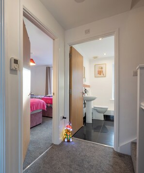 4 habitaciones, tabla de planchar con plancha, wifi y ropa de cama