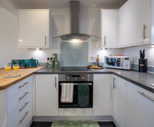 Cozy Glam M5 Avonmouth 4Bed 3Bath Garden House Sleep 11 Fast WIFI Free Parking