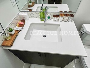 Hair dryer, towels, soap, shampoo - Peaceful Homes | Elegant 2 Bedroom Suite (Calgary)