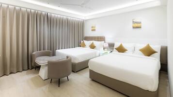 Camera familiare con 2 letti singoli, vista città | Una scrivania, postazione laptop, ferro/asse da stiro, Wi-Fi gratuito