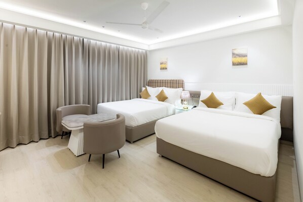 Kahden hengen perhehuone (kaksi sänkyä), kaupunkinäköala | Työpöytä, kannettavalle tietokoneelle sopiva työtila