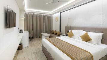 Suite junior, vista a la ciudad | Escritorio y espacio para trabajar con laptop