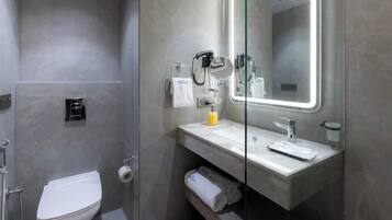 Kahden hengen superior-huone, kaupunkinäköala | Kylpyhuone | Suihku, ilmaiset hygieniatuotteet, hiustenkuivaaja, tohvelit