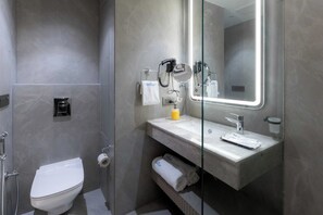 Kahden hengen superior-huone, kaupunkinäköala | Kylpyhuone | Suihku, ilmaiset hygieniatuotteet, hiustenkuivaaja, tohvelit