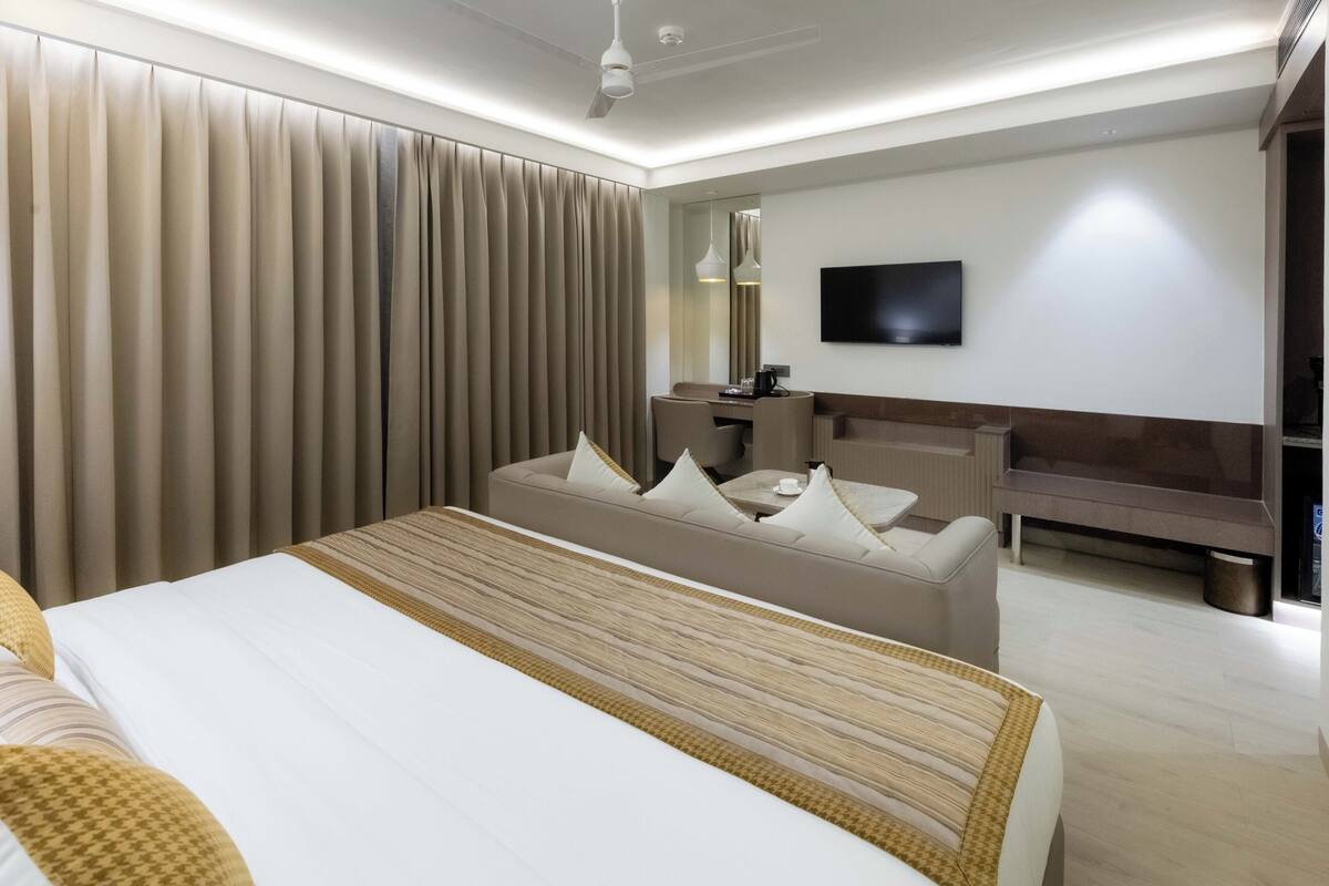 Suite Junior, vista città | Una scrivania, postazione laptop, ferro/asse da stiro, Wi-Fi gratuito