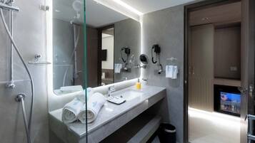 Habitación familiar con 2 camas individuales, vistas a la ciudad | Baño | Ducha, artículos de higiene personal gratuitos y secador de pelo