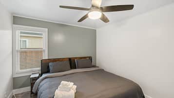 6 bedrooms, iron/ironing board, internet, bed sheets