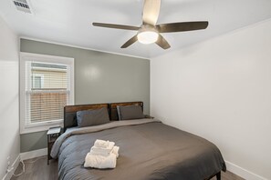 6 soverom, strykejern/-brett, internettilgang og sengetøy