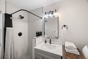 Shower, hair dryer, towels, soap - 6BR Home w/ A/C, Fast Wi-Fi, Parking, Fire Pit Walk to BART & Near SFO (Millbrae)