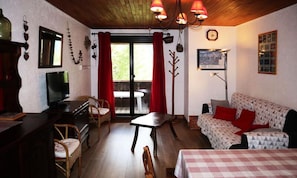 Living area - Apartment in Vars With Stunning Balcony View (Les Orres)