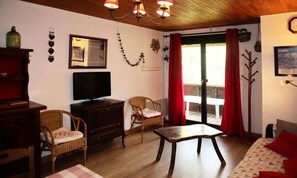Living area - Apartment in Vars With Stunning Balcony View (Les Orres)