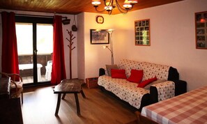 Living area - Apartment in Vars With Stunning Balcony View (Les Orres)