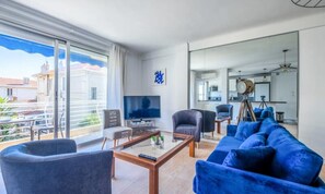 Living area - 3-room Apartment 100m From the Beaches, With Terrace and Parking (Cannes)