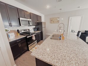 Mikrowelle, Ofen, Herdplatte, Geschirrspüler