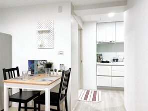 Dining - Zhongshan N 83 - Cozy 1-bedroom apartment in CBD with AC and Elevator (Taipei City)