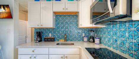 Kühlschrank, Mikrowelle, Wasserkocher mit Kaffee-/Teezubehör