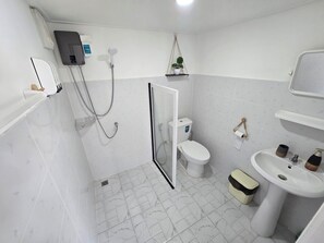 Chambre Double Standard, vue jardin | Salle de bain | Douche, articles de toilette gratuits, sèche-cheveux