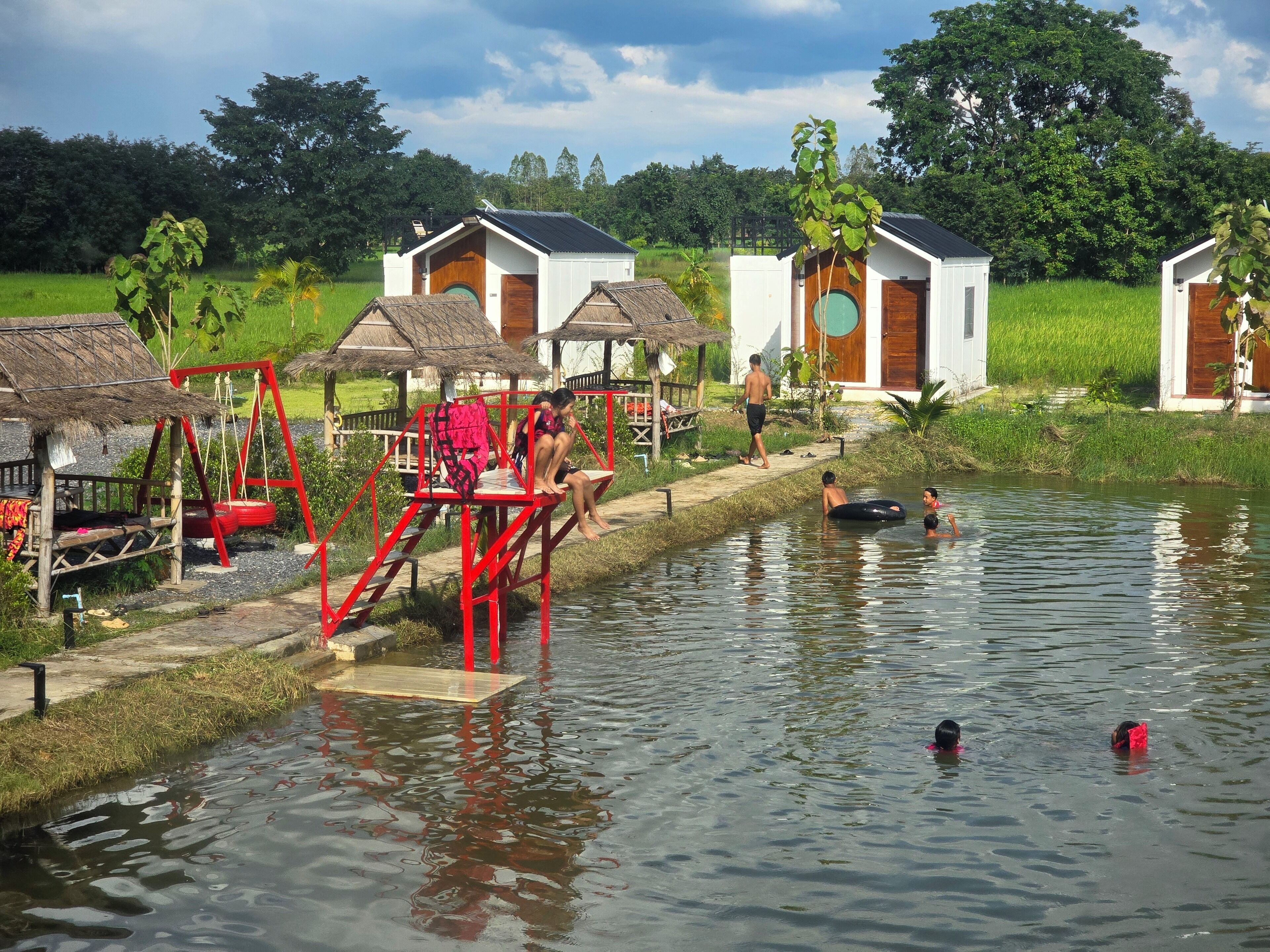 Una piscina al aire libre