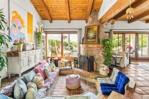 تلفزيون ذكي، مدفأة، تنس طاولة، ستيريو