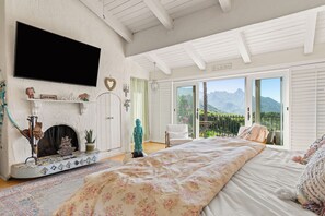 6 chambres, bureau, fer et planche à repasser, lit parapluie