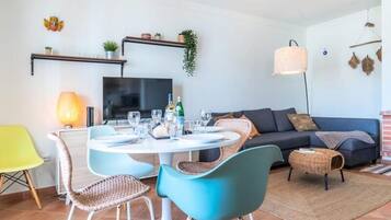 Apartment | Living area | Fireplace