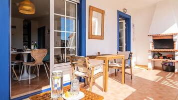 Apartment | Outdoor dining