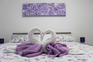 House | 4 bedrooms, iron/ironing board, bed sheets - Holiday Home Ela - Three Bedroom Holiday Home With Outdoor Pool (Nerezise)