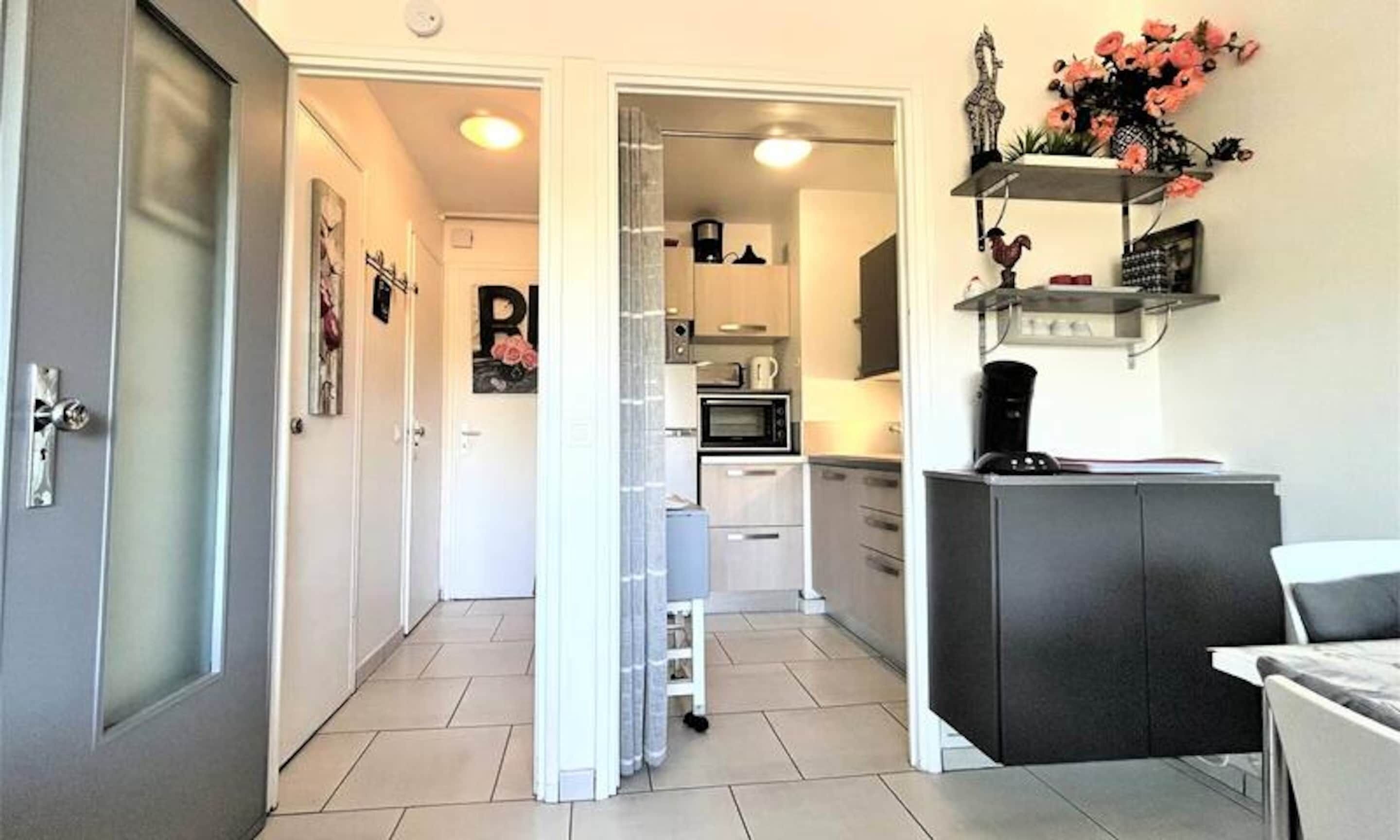 Fridge, microwave, coffee/tea maker, electric kettle