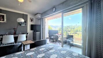 Individually furnished, iron/ironing board