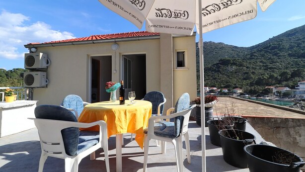 Apartment | Outdoor dining - Apartment Belin Mljet - One Bedroom Apartment With Terrace and Sea View (Mljet)
