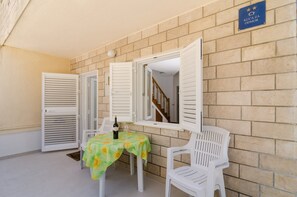House | Outdoor dining - Holiday Home Jasenka Trstenik - Duplex One Bedroom Apartment With Terrace and Side Sea View (Orebic)